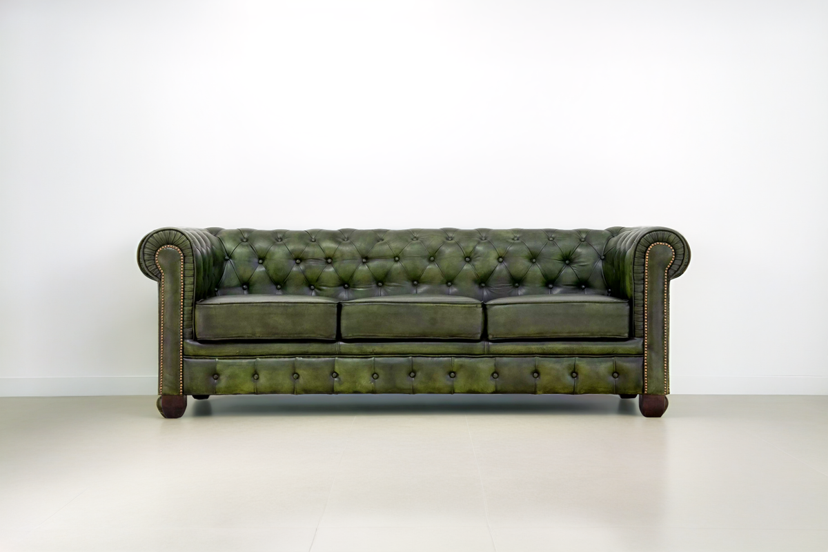 Canapé Chesterfield 3 places en cuir vert vu de face