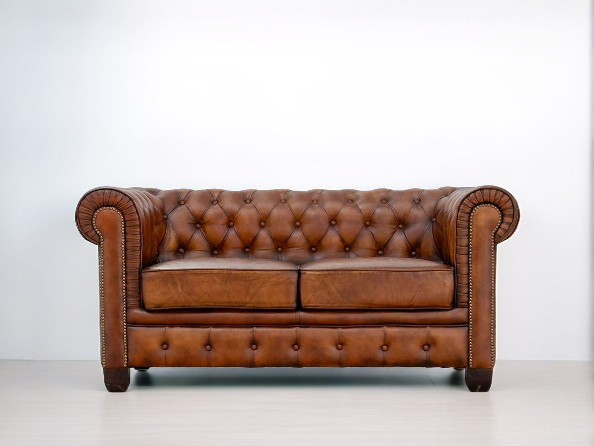 Canapé Chesterfield 2 places en cuir cognac vu de face