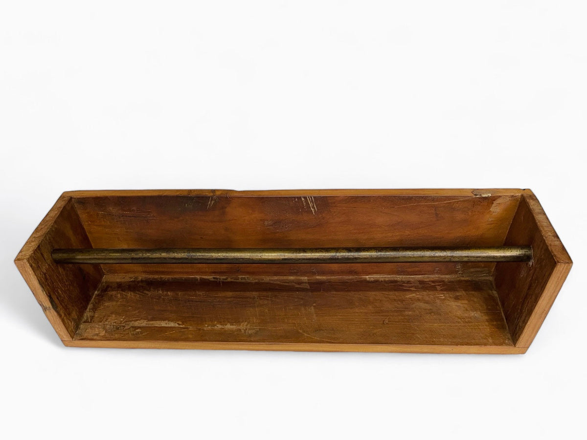 Porte-serviette mural en bois avec barre en métal sur la longueur et tablette au fond