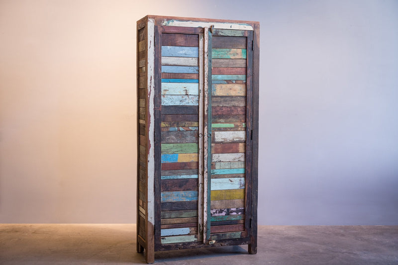 Armoire Almira deux portes vue de face, lattes de bois recyclé multicolores