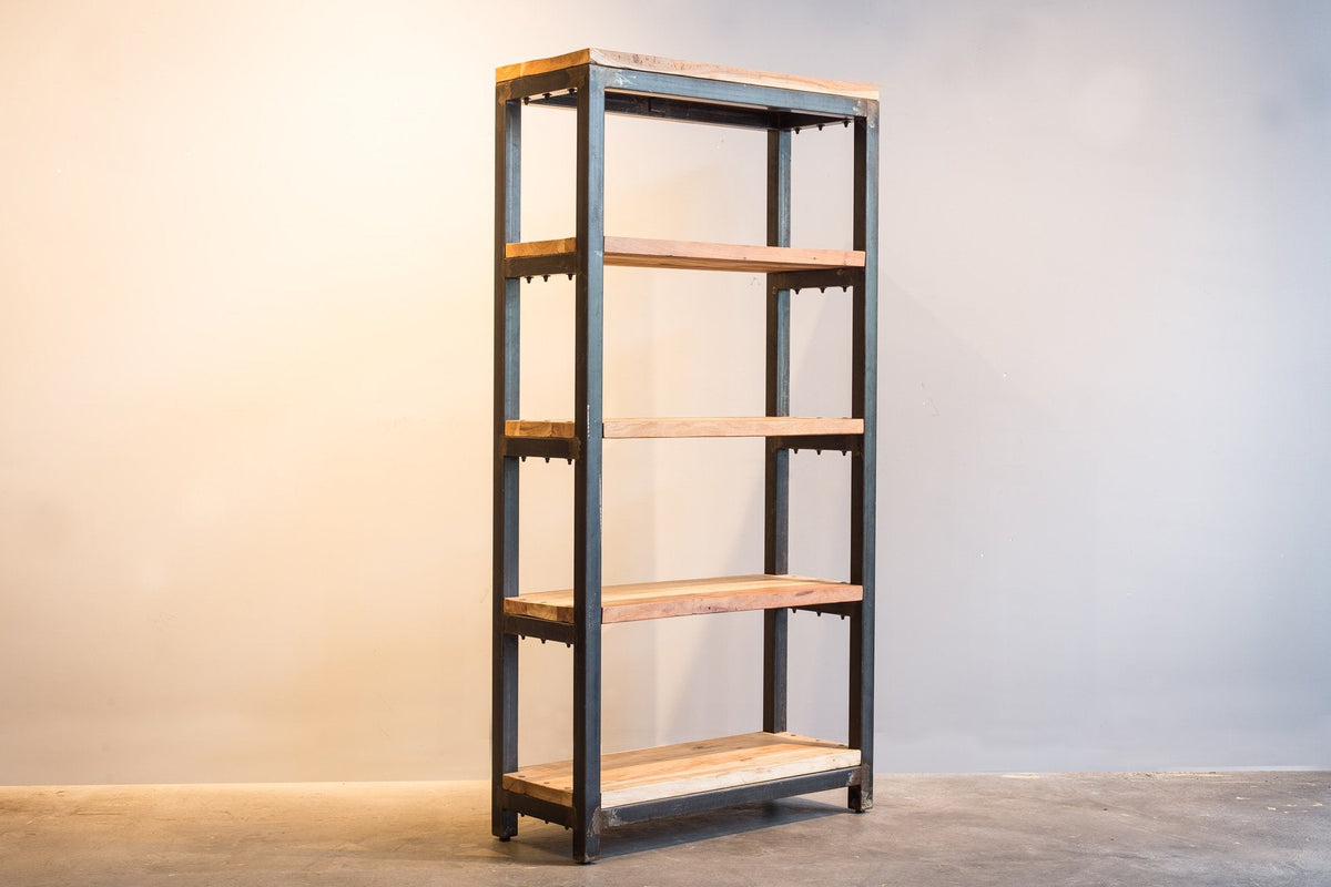 Bibliothèque Vara vue de trois quarts, montants en métal et tablettes en bois