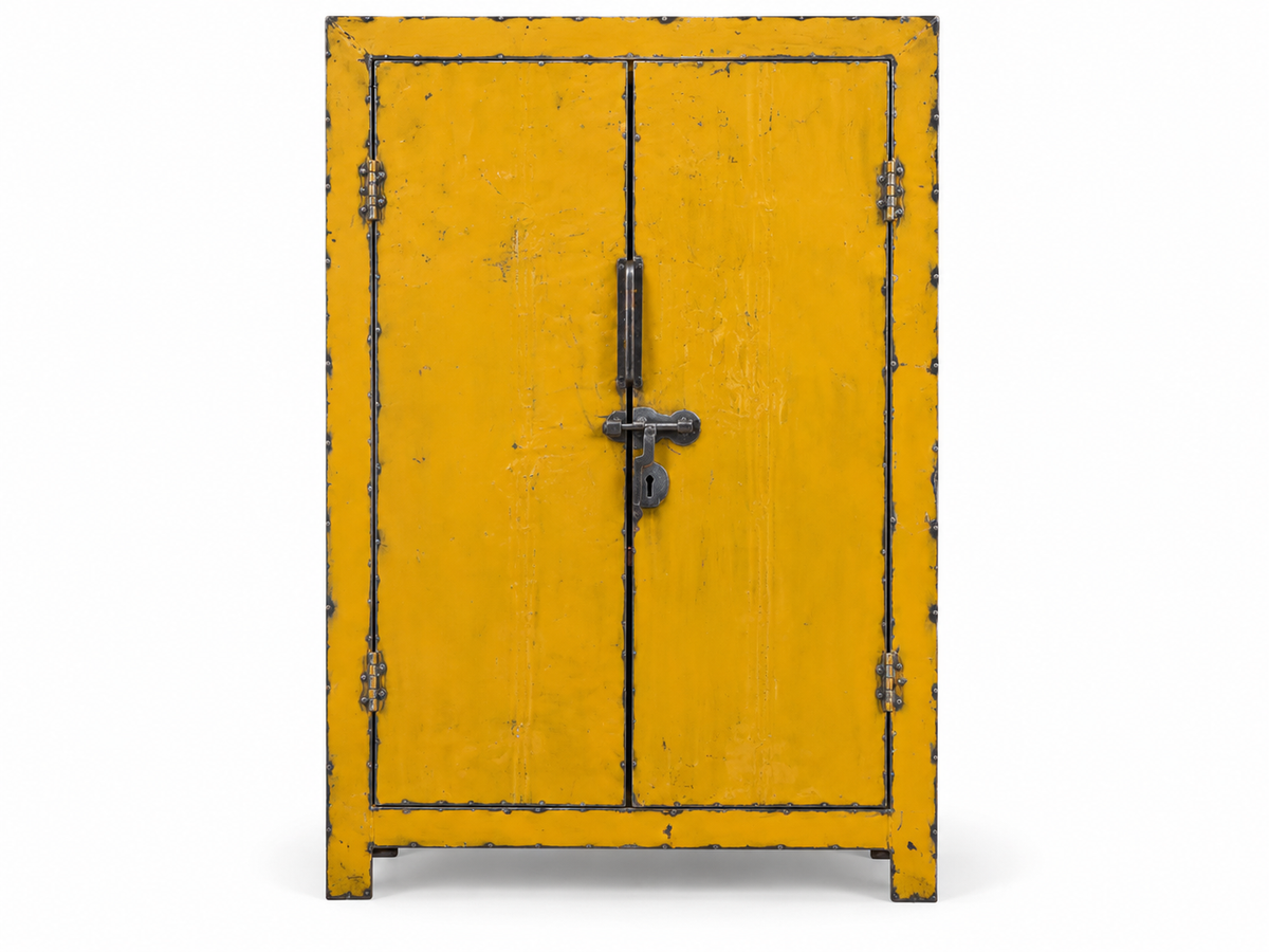 Casier en métal jaune à deux portes, loquet vertical à serrure et rivets apparents