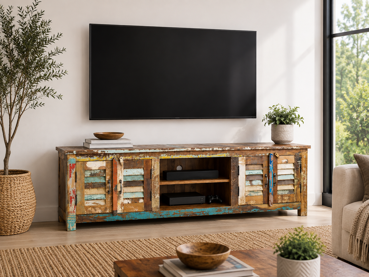 Meuble télé Benina en bois recyclé aux portes colorées, sous un téléviseur dans un salon lumineux