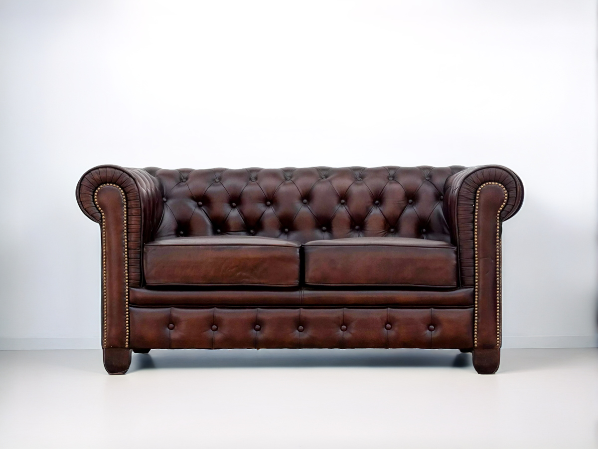 Canapé Chesterfield 2 places en cuir brun foncé vu de face