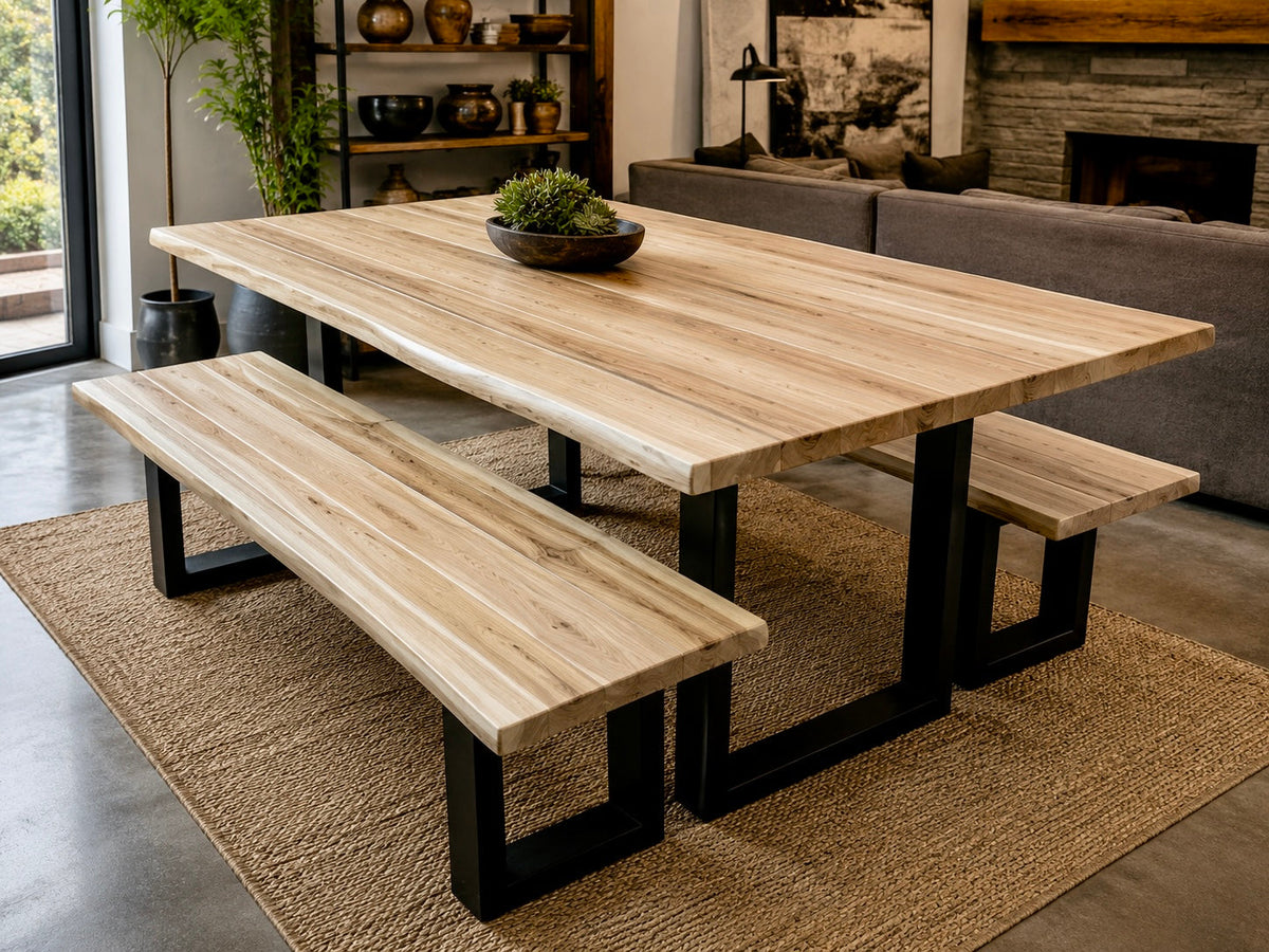 Table à dîner live edge en suar — détail du bord naturel et du veinage