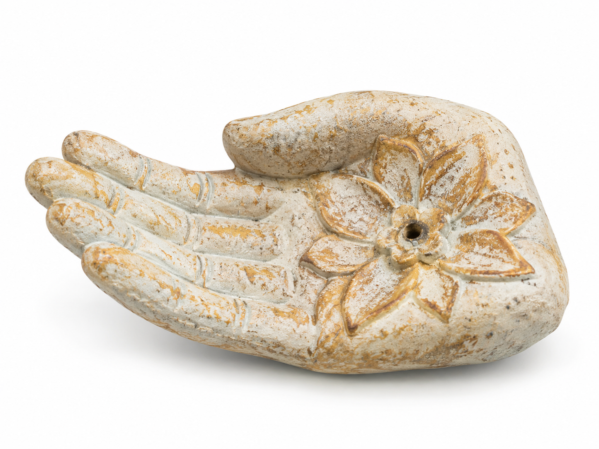 Porte-encens en forme de main ouverte, ciment beige aux nuances ocre, fleur sculptée