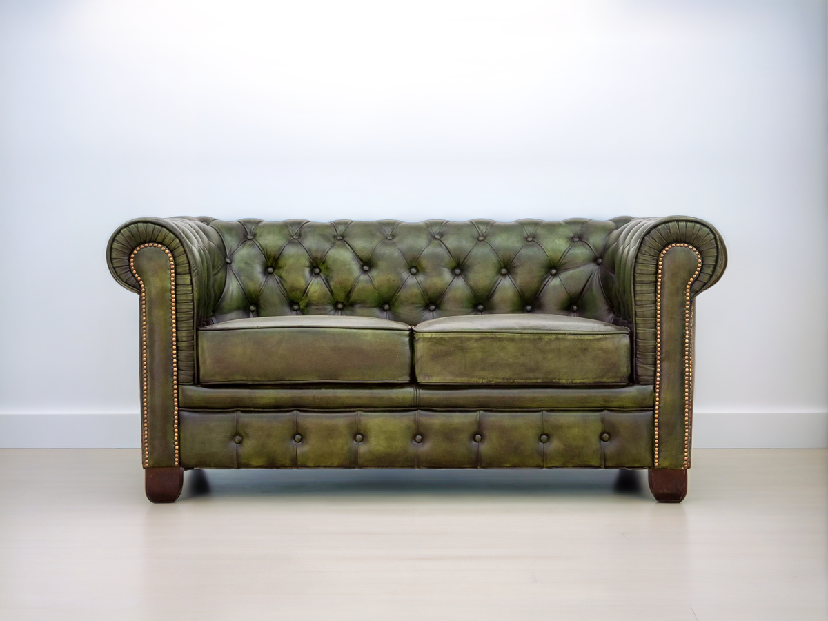 Canapé Chesterfield 2 places en cuir vert vu de face