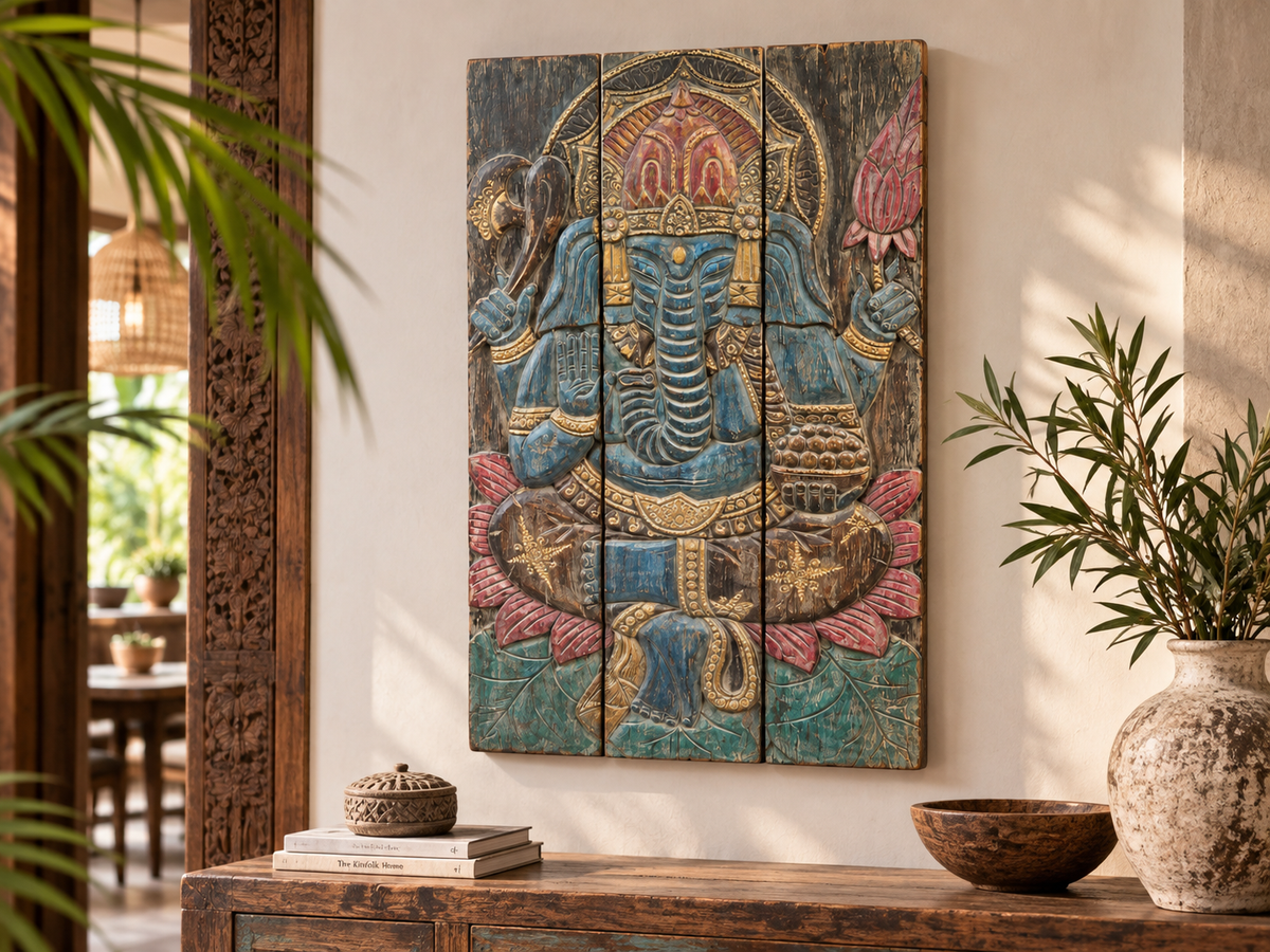 Panneau mural Ganesh en bois sculpté accroché au-dessus d'une console