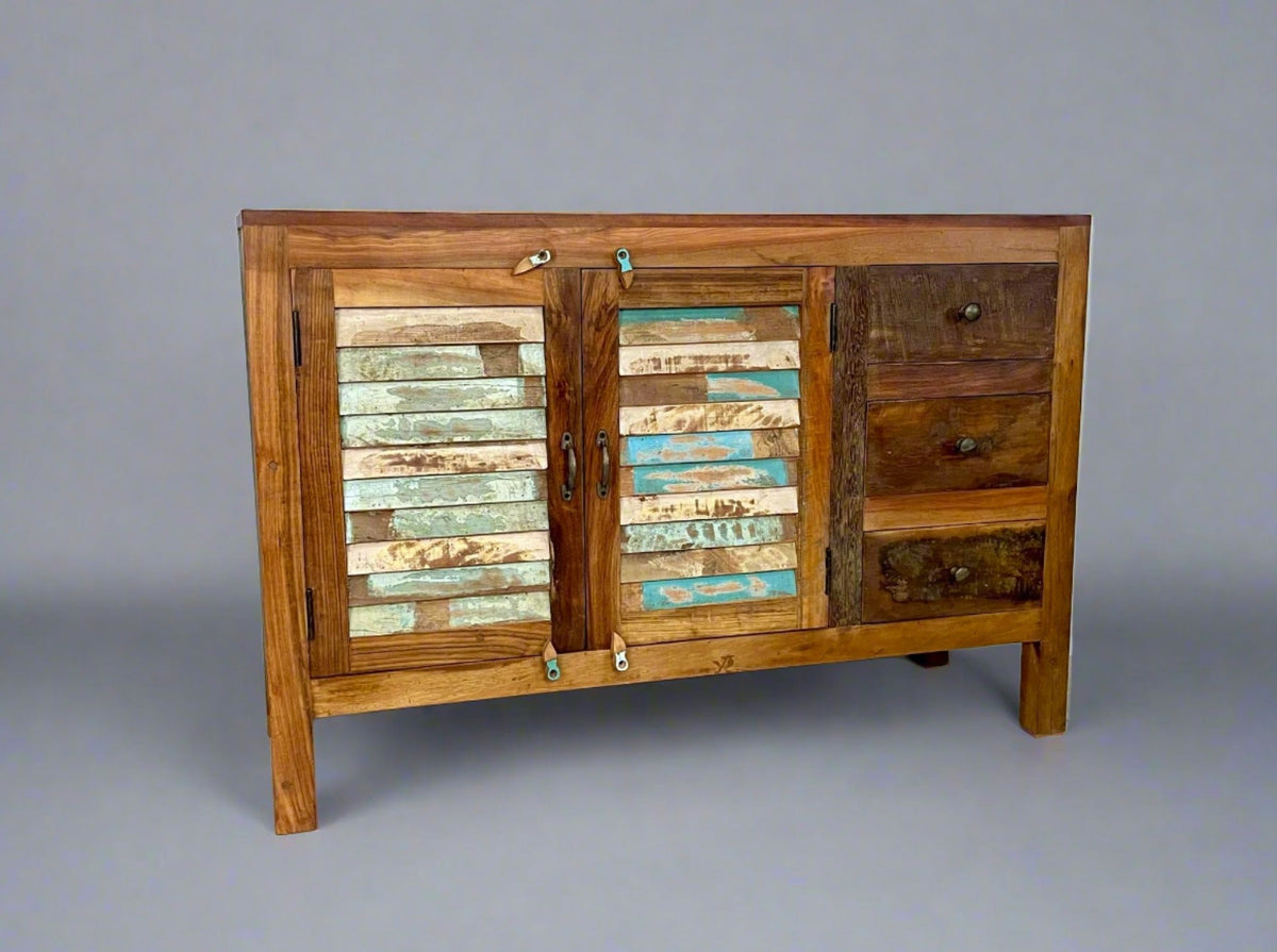 Buffet Parlily en bois recyclé vu de trois quarts, sur fond gris