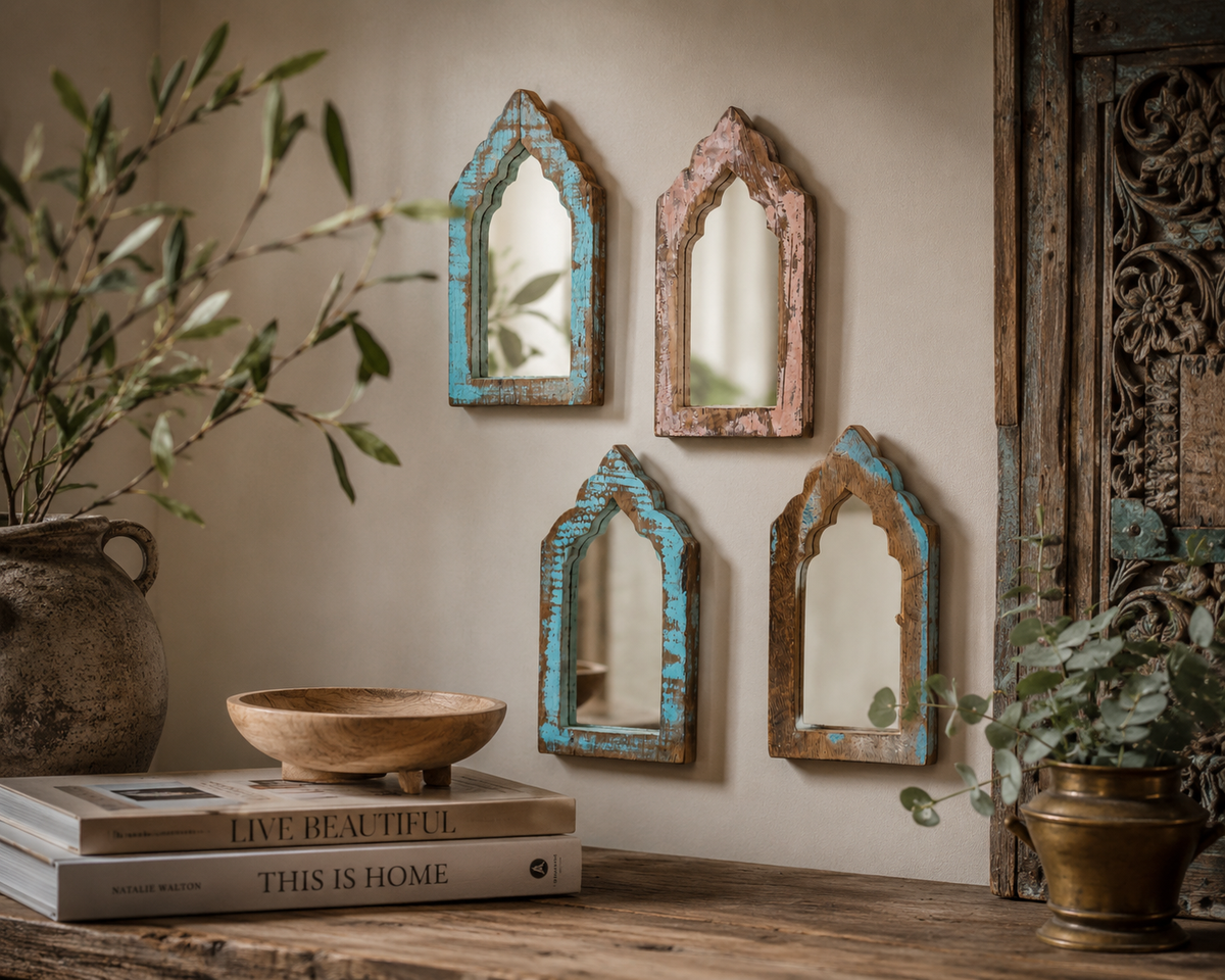 Miroirs arqués en bois recyclé bleu, rose et naturel accrochés à un mur