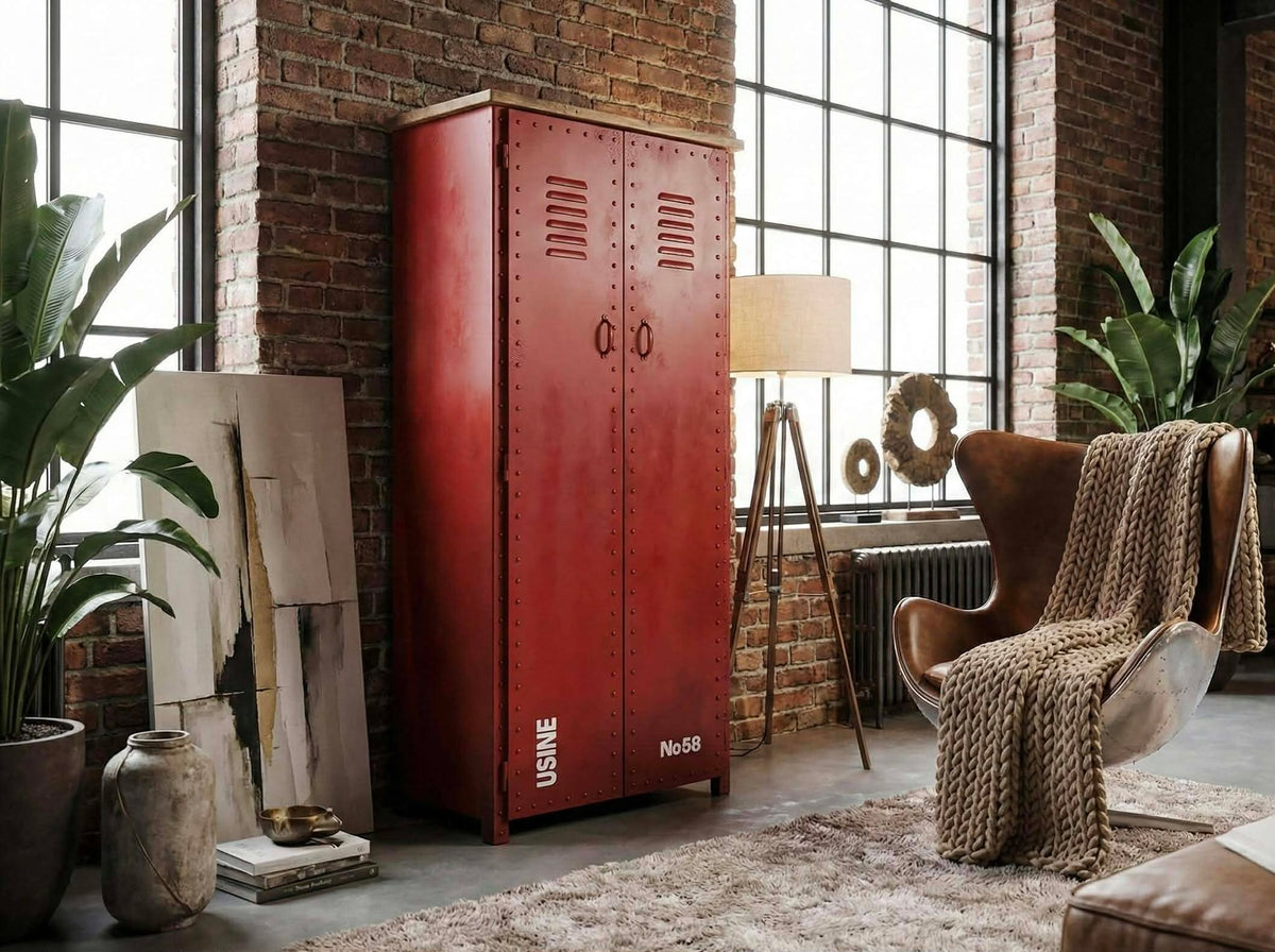 Armoire Daya rouge en métal dans un loft, avec fauteuil en cuir