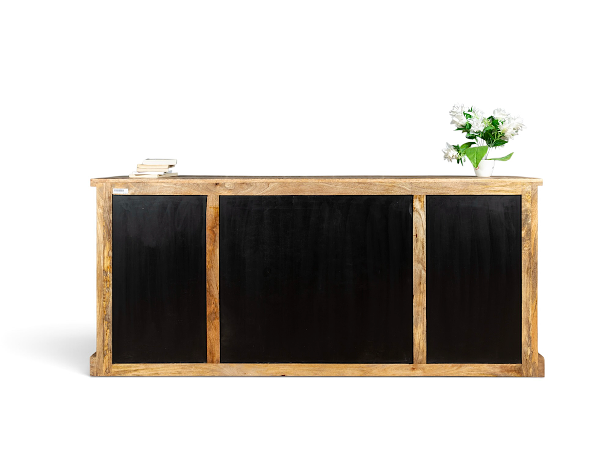 Dos du buffet Kivi, panneaux noirs encadrés de bois de manguier