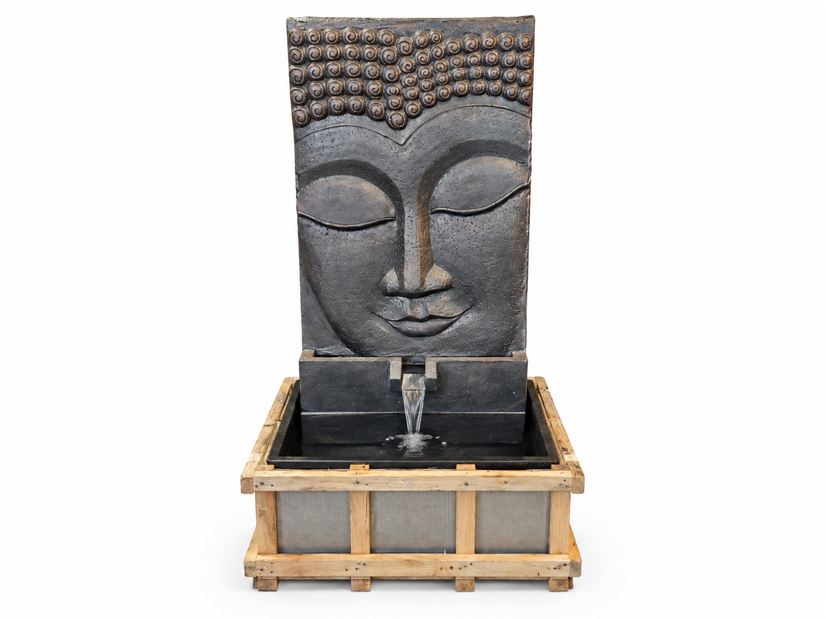 Grande fontaine Bouddha en béton gris foncé, visage sculpté au-dessus du bassin