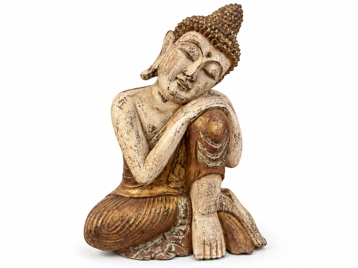 Bouddha assis en bois au fini blanchi, tête appuyée sur le bras posé sur le genou