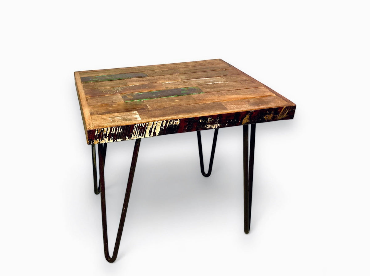 Petite table d'appoint en bois recyclé vue de face, pattes en épingle noires