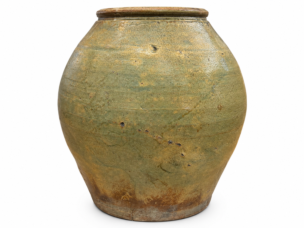 Vase à panse renflée et col court, fini vert-de-gris craquelé aux nuances ocre