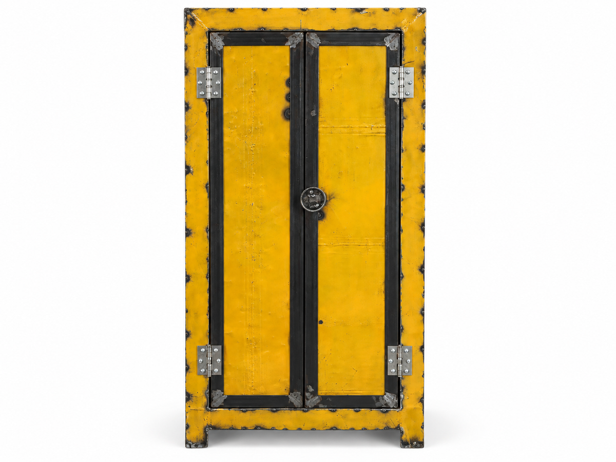 Casier en métal jaune à deux portes encadrées de noir, rivets et poignée ronde centrale