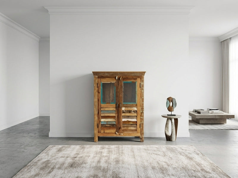 Cabinet Bikaner en bois recyclé dans une grande pièce blanche au tapis gris