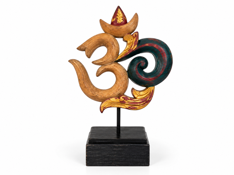 Sculpture du symbole Om en bois aux volutes dorées, bordeaux et bleu-vert, sur socle noir