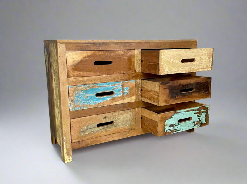 Commode Baja vue de trois quarts, tiroirs ouverts
