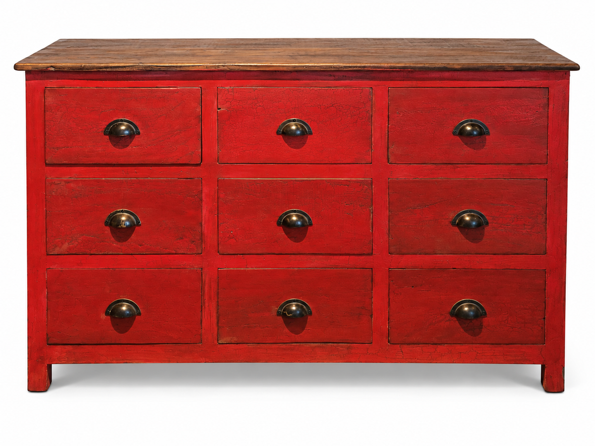 Commode 9 tiroirs peinte en rouge patiné, plateau en bois naturel et poignées coquille