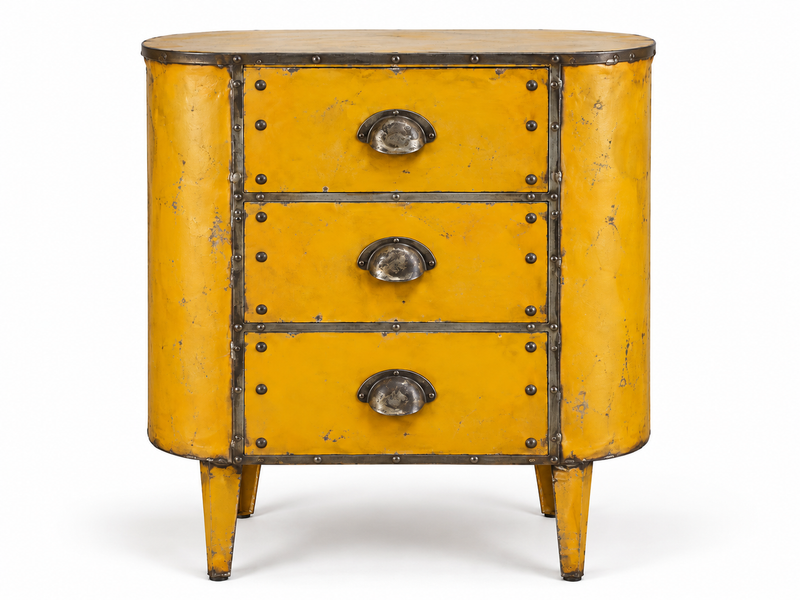 Commode en métal jaune à trois tiroirs, poignées coquille et pattes fuselées