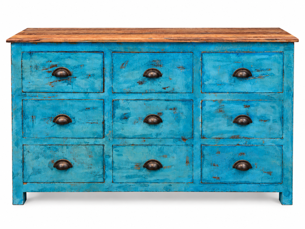 Commode 9 tiroirs peinte en bleu usé, plateau en bois naturel et poignées coquille