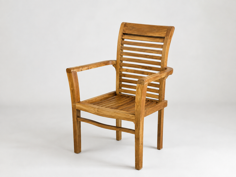 Chaise en teck massif vue de trois quarts, accoudoirs et dossier à lattes