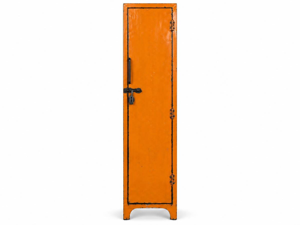 Casier en métal orange à une porte, loquet noir et base ajourée