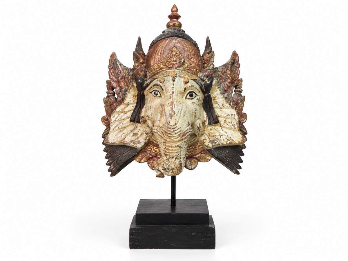 Masque de Ganesh en bois sculpté, coiffe rouge et or, monté sur socle noir