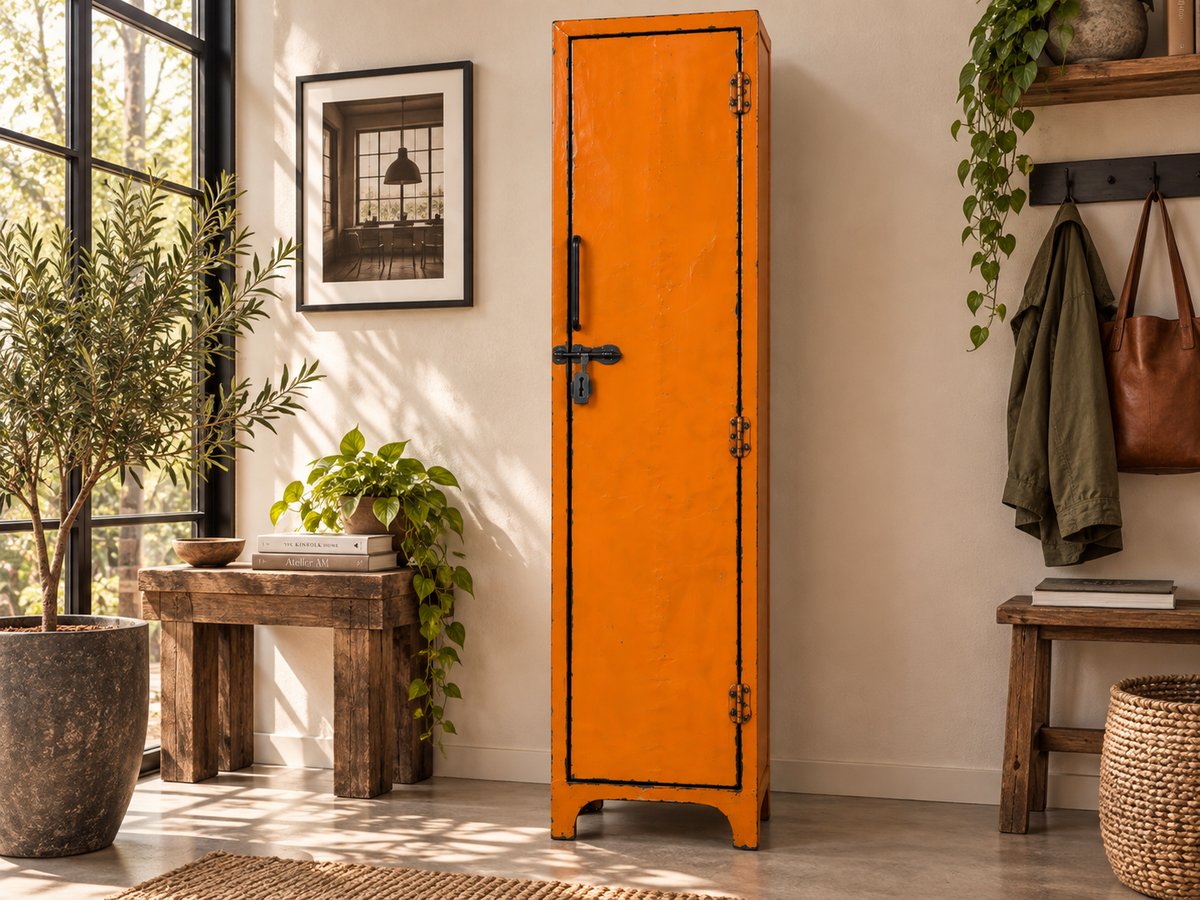 Casier vestiaire orange à une porte dans une entrée, à côté d'un banc en bois