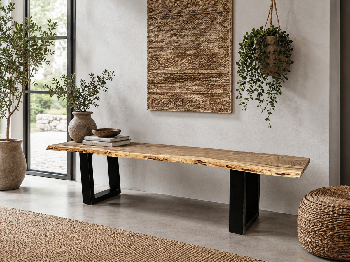 Banc Mao en acacia live edge sur pattes en métal noir, dans une pièce claire