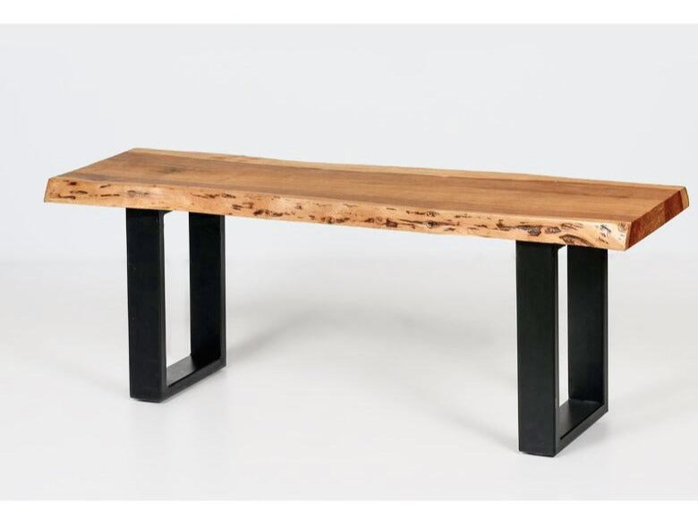 Banc en acacia à bord naturel vu de face, pattes en U en métal noir