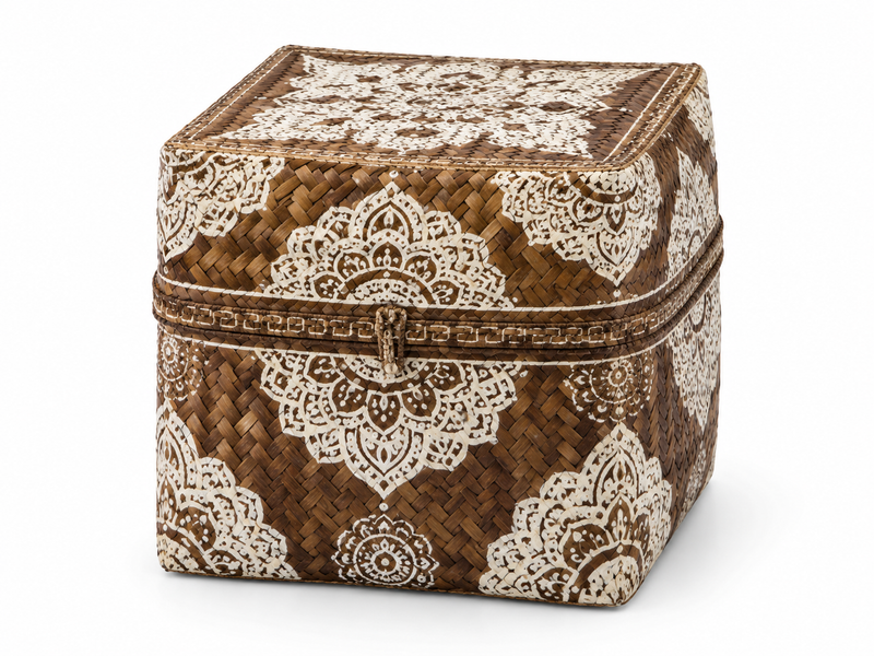 Boîte carrée en bambou tressé aux motifs blancs peints, couvercle fermé par un fermoir