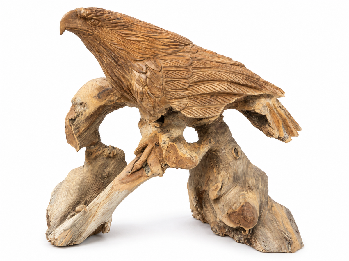 Aigle sculpté en bois aux ailes repliées, perché sur une base en racine brute