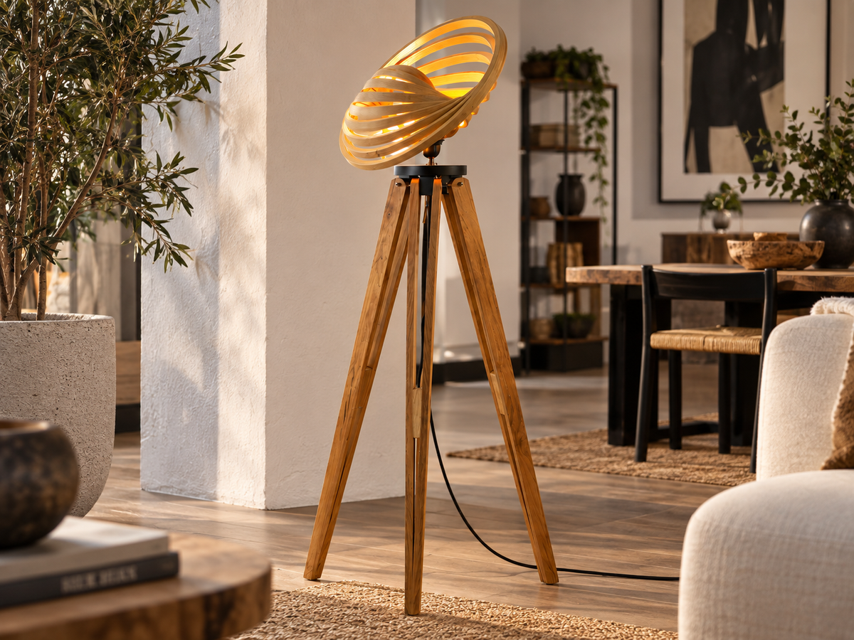 Lampadaire trépied en bois avec abat-jour incliné en bambou cintré, dans un salon