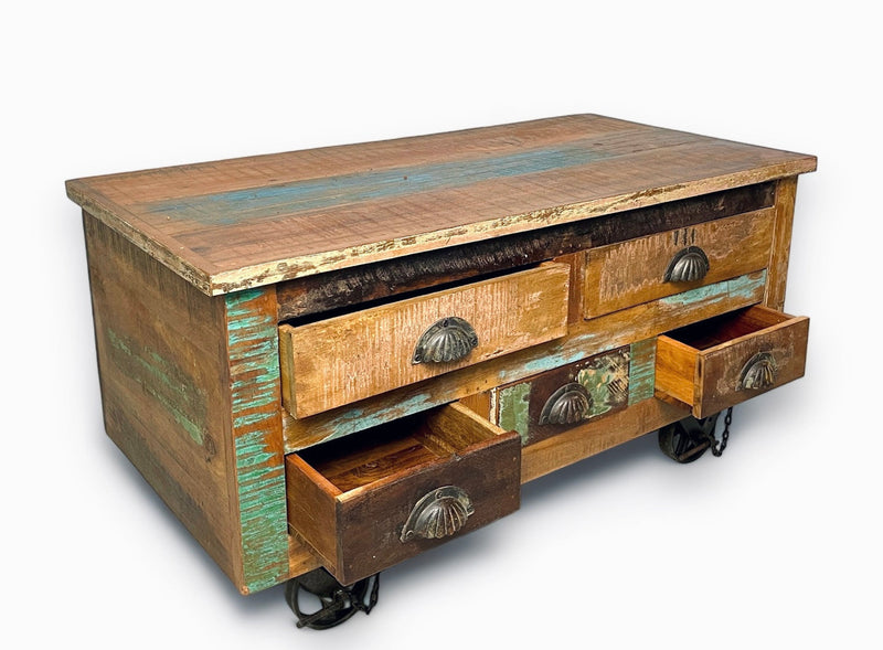 Table à café en bois recyclé, tiroirs ouverts et roues en métal