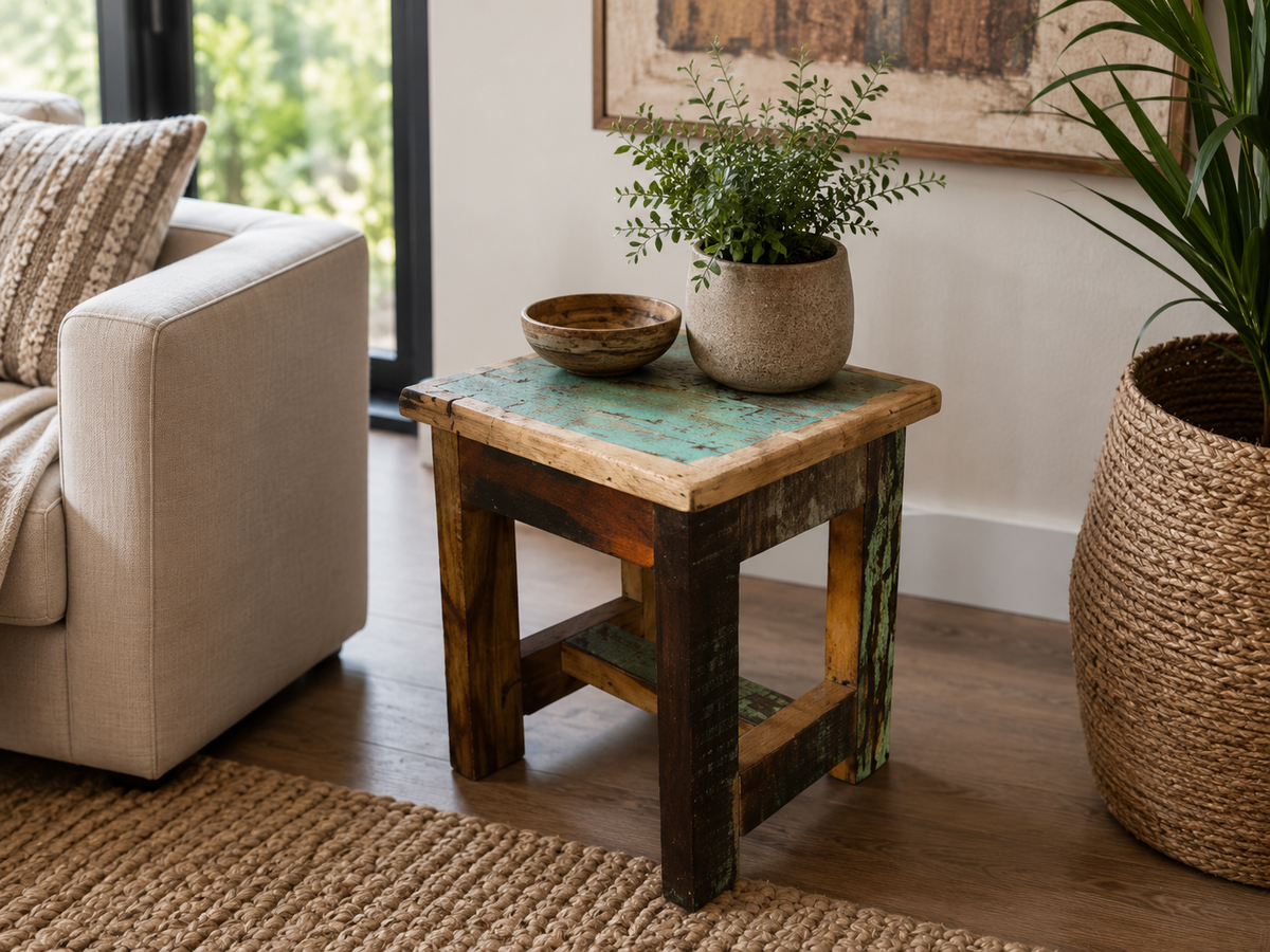 Petit tabouret cube en bois recyclé dans un salon, près d'un canapé beige