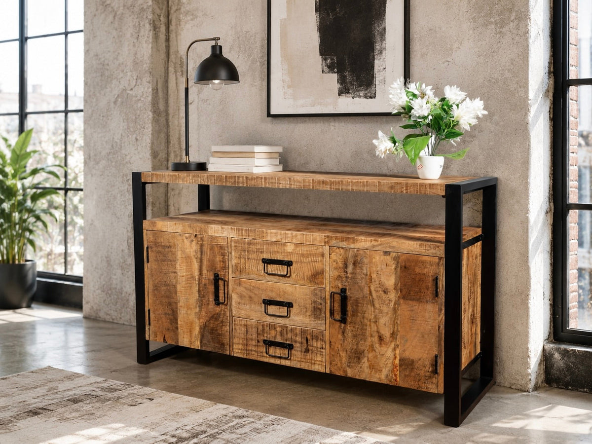 Buffet Vivana en manguier et métal noir avec tablette ouverte, dans un salon aux grandes fenêtres