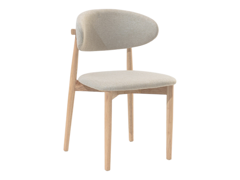 Chaise en teck vue de face, dossier arrondi en tissu beige