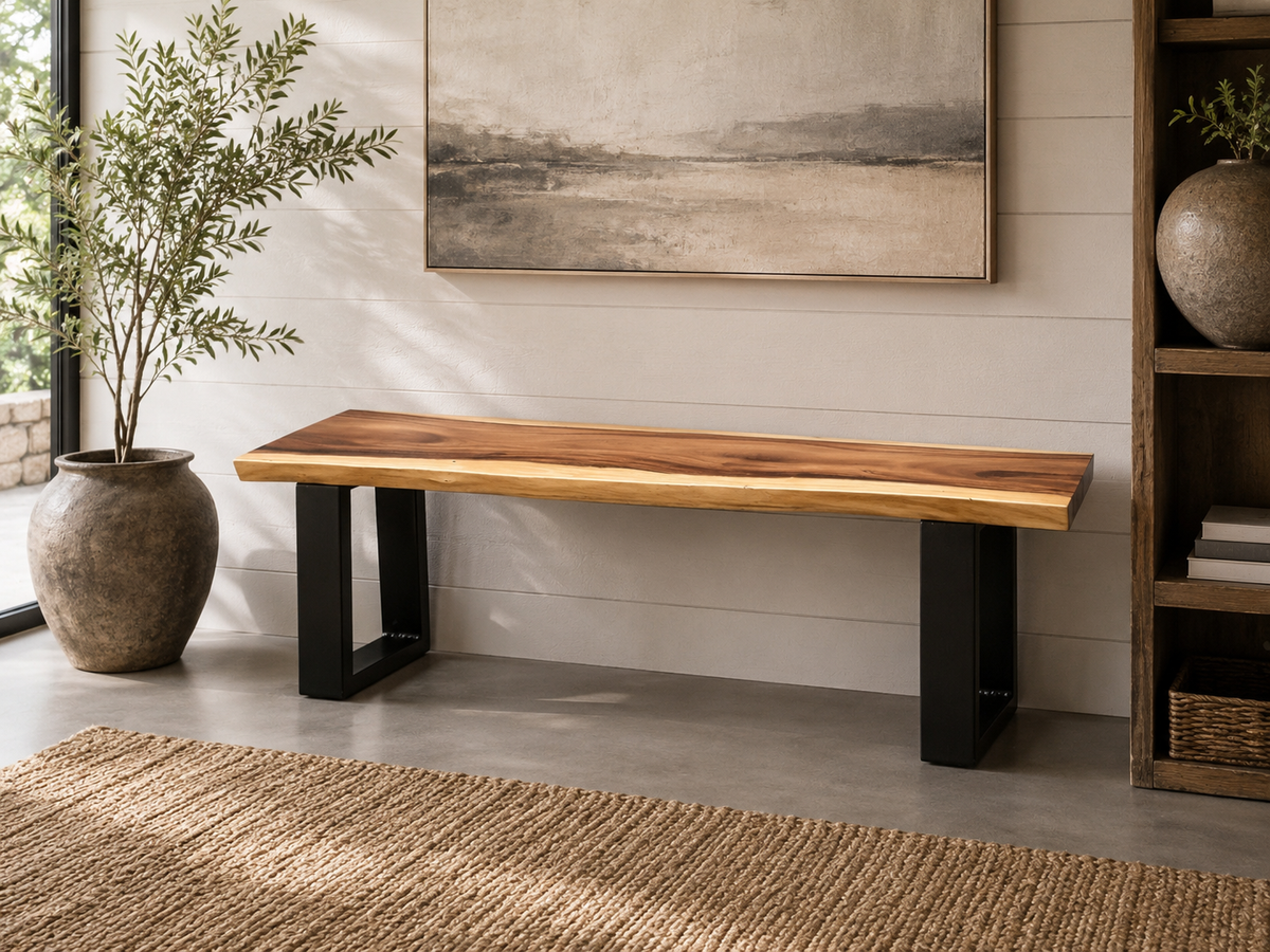 Banc en suar live edge sur pattes en métal noir, contre un mur clair