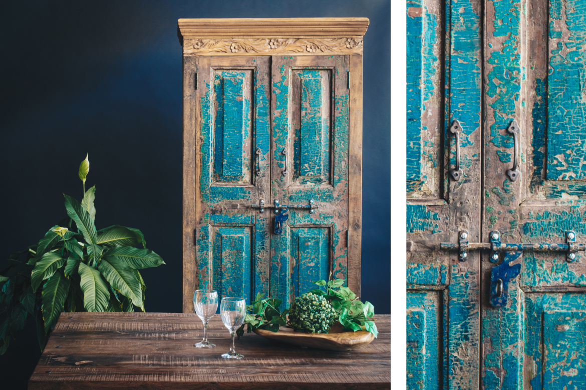 Détails des portes anciennes en teck peintes en bleu et turquoise