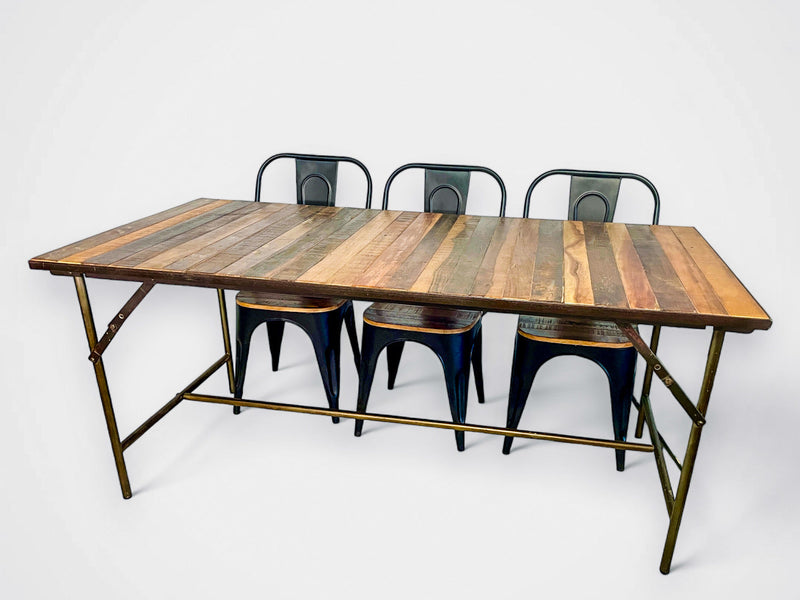 Table pliante en bois recyclé aux planches de teintes variées, pattes en métal repliables