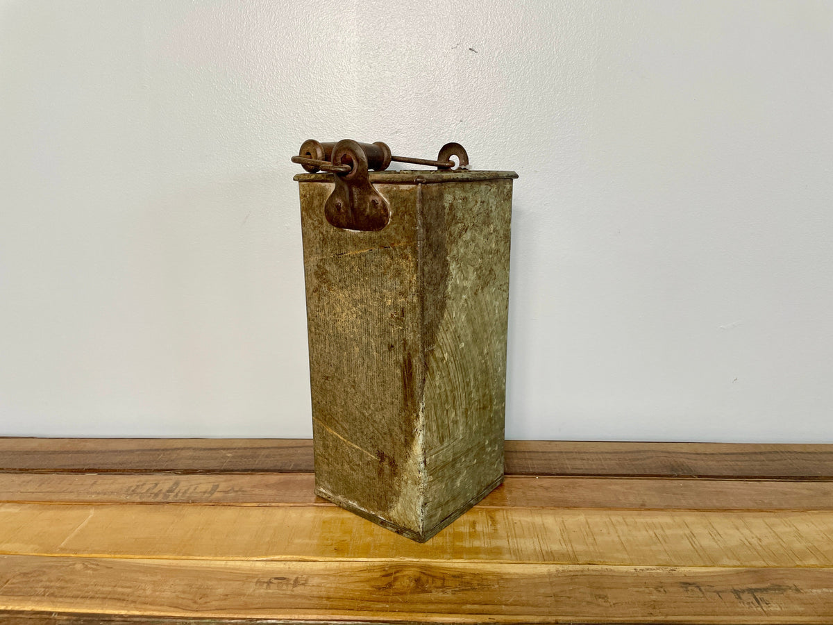 Pot rectangulaire en métal patiné avec anse à manche en bois