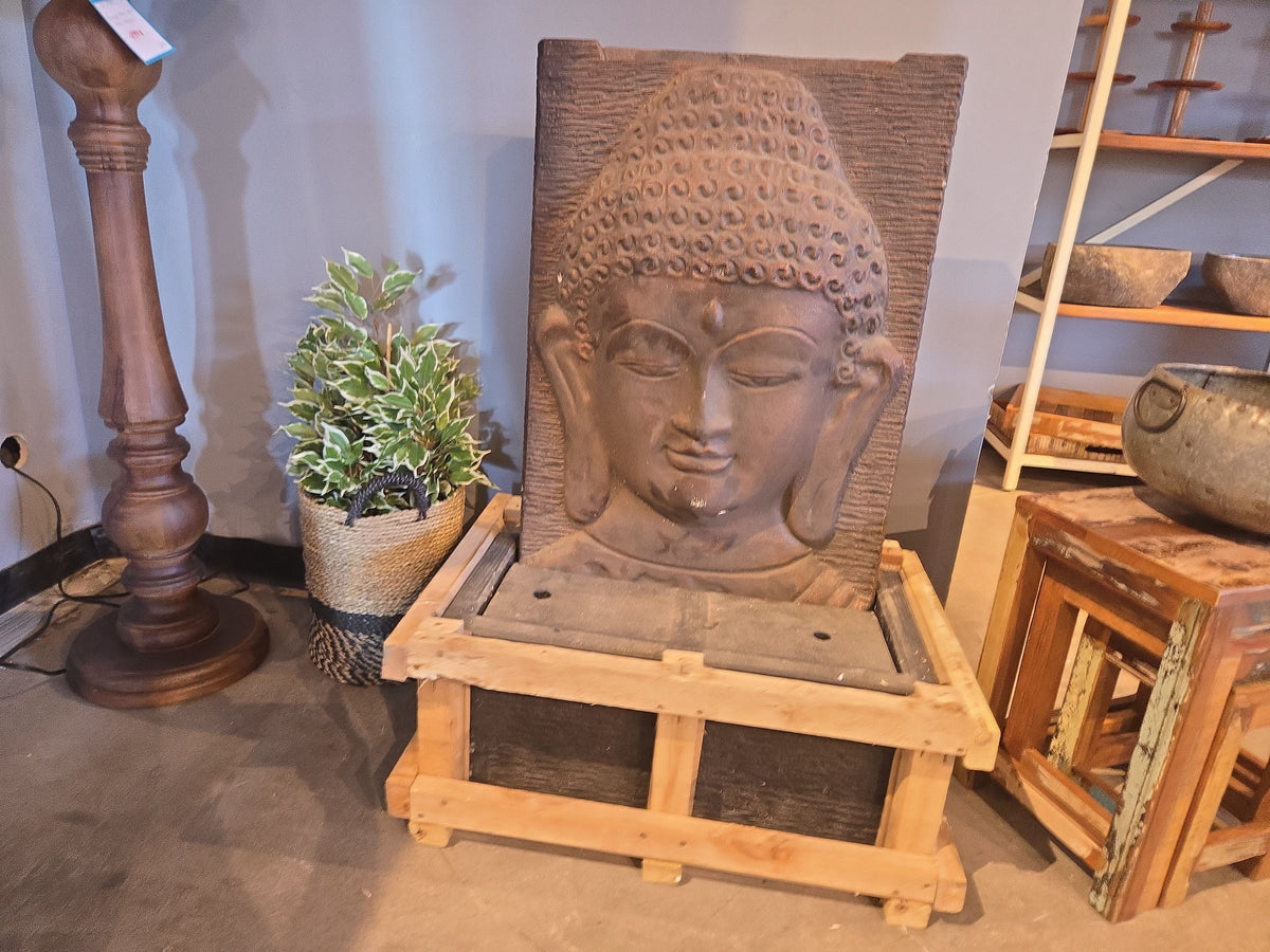 Fontaine Bouddha ton sable au magasin, posée sur sa caisse de transport