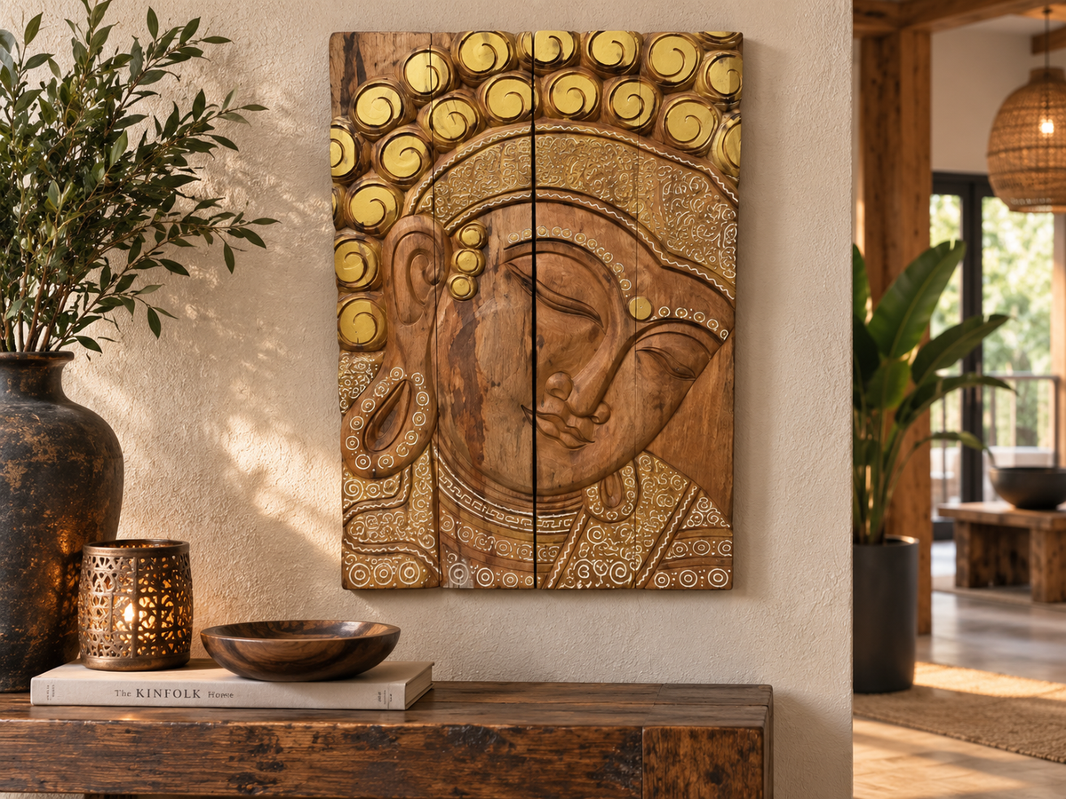 Panneau mural Bouddha en bois naturel accroché au mur, visage en bas-relief