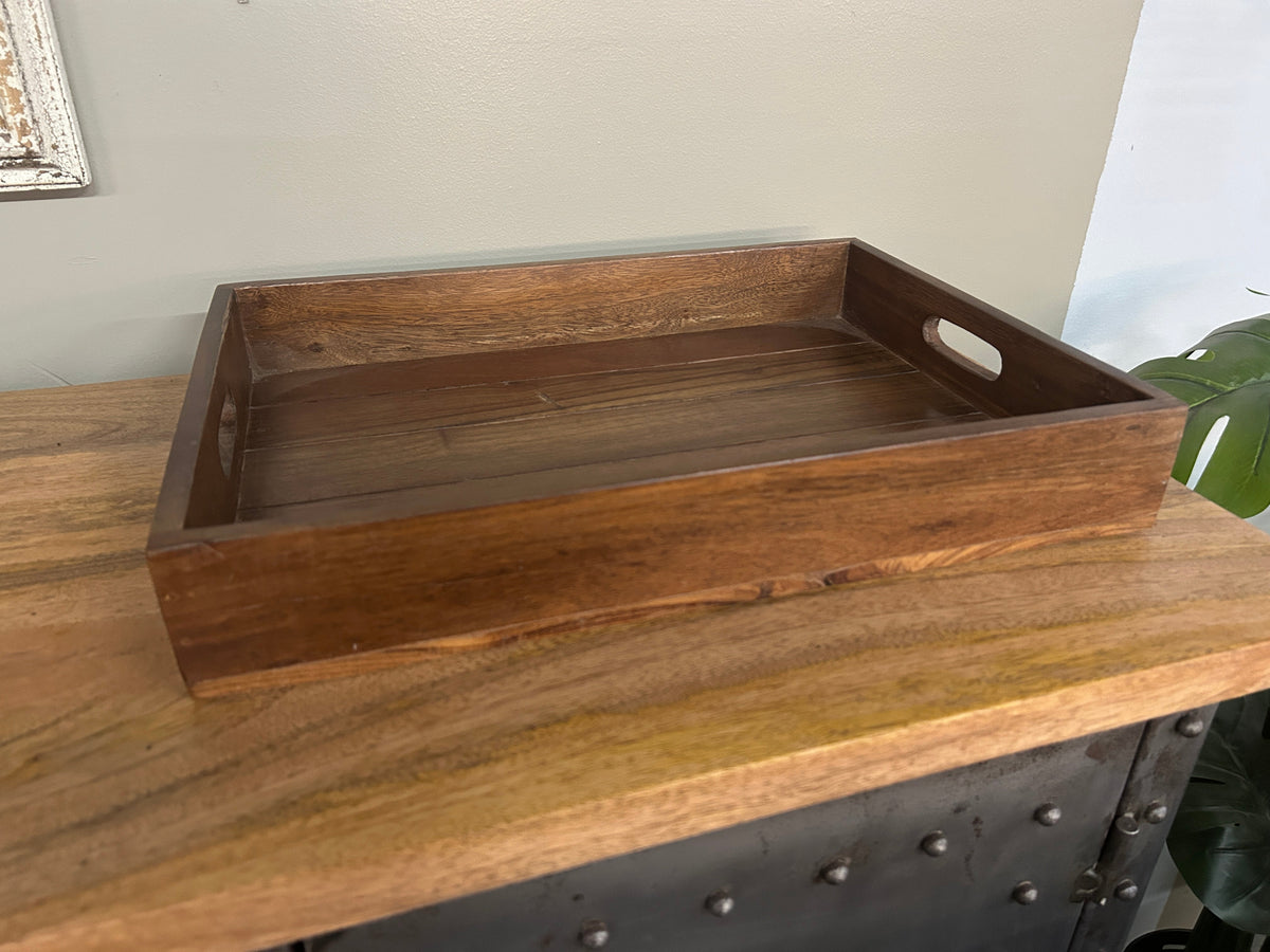 Plateau en bois recyclé brun posé sur un comptoir, poignées découpées