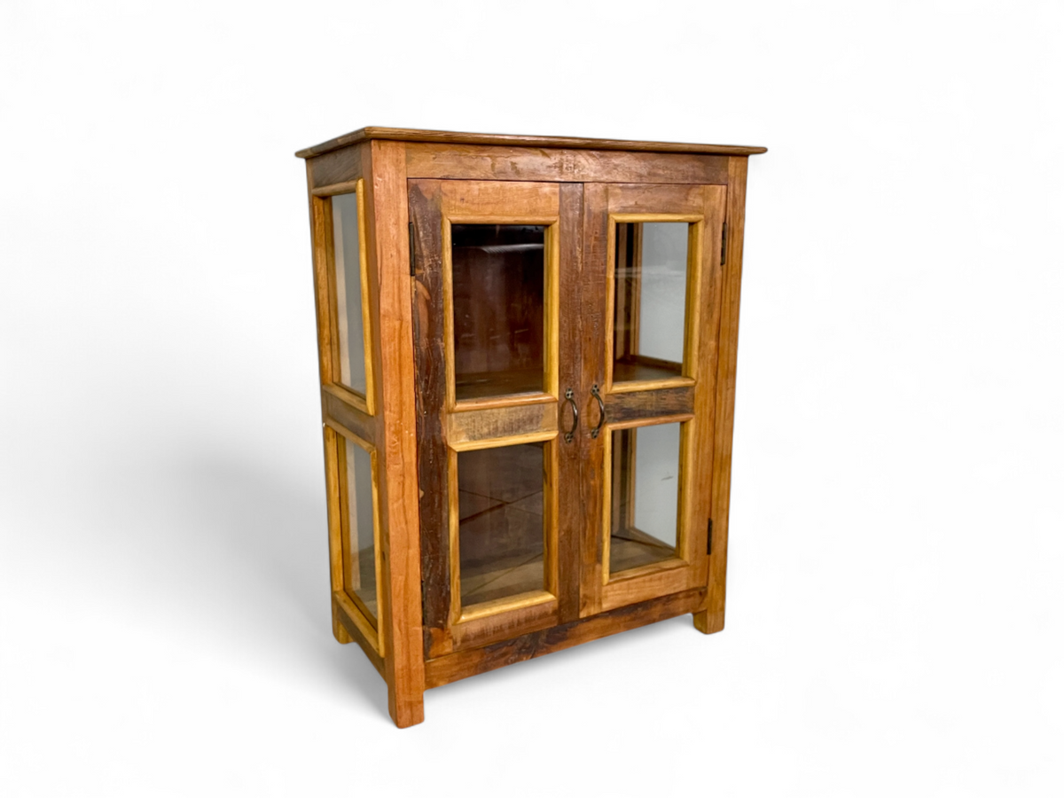 Cabinet vitré Kolima en bois recyclé, vue de trois quarts avec côtés vitrés