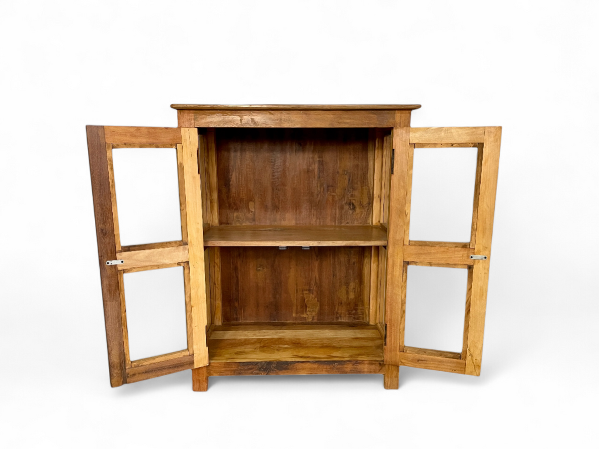 Cabinet vitré Kolima ouvert, avec sa tablette intérieure