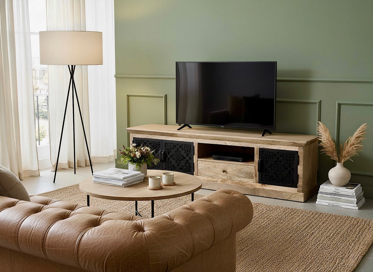Meuble télé Gotan en manguier aux façades en métal noir, dans un salon avec canapé Chesterfield